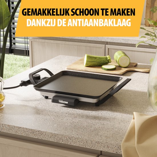Elektrische grillplaat met courgette op een aanrecht.
