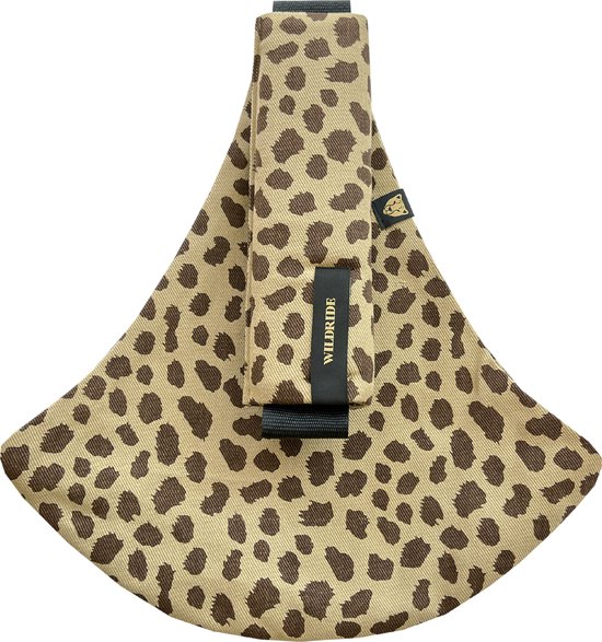 Cheetah peuter draagzak met bruine dierenprint, met een zwart label met 'WILDRIDE' erop.
