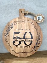serveerplank - 50 jaar getrouwd (stempel/rand tak/hart) - 30 cm - gepersonaliseerd cadeau - hout