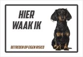 Waakbord/ bord | "Hier waak ik" | 30 x 20 cm | Teckel | Langharige teckel | Waakhond | Hond | Dog | Chien | Betreden op eigen risico | Polystyreen | Dikte: 1mm | Rechthoek | Witte achtergrond | 1 stuk