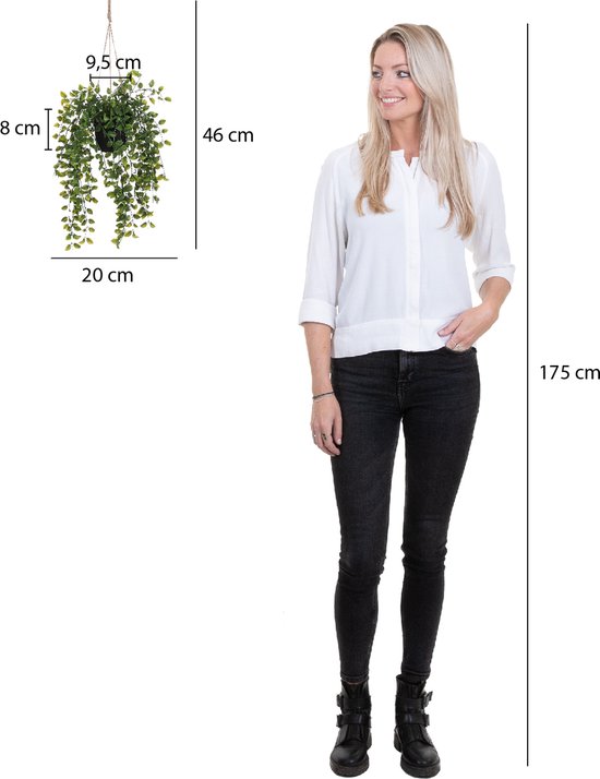 Vrouw van 175 cm staat naast een groene hangplant (H46 x Ø20 cm).