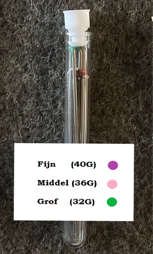 Glazen buisje met drie naaldvilten naalden: grof (groen), middel (roze), fijn (paars).