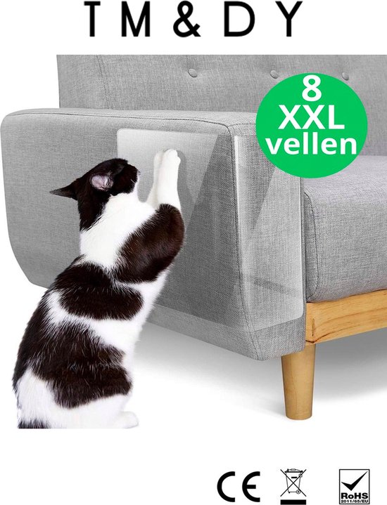 Een zwart-witte kat krabt aan de hoek van een grijze stoffen bank, met een beschermend vel op de hoek. Tekst: '8 XXL vellen'.