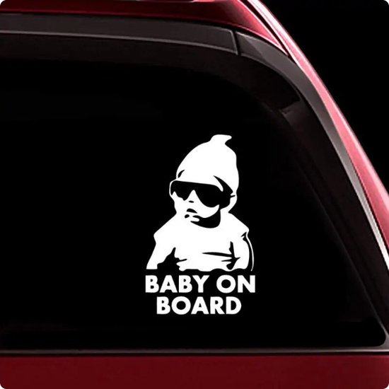 Witte 'Baby On Board'-sticker op een zwarte achtergrond, met een baby in zonnebril en muts.