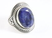 Bewerkte zilveren ring met blauwe saffier - maat 19.5