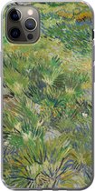 Geschikt voor iPhone 12 Pro Max hoesje - Grasveld met bloemen en vlinders - Vincent van Gogh - Siliconen Telefoonhoesje