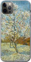 Geschikt voor iPhone 13 Pro Max hoesje - Bloeiende perzikboom - Vincent van Gogh - Siliconen Telefoonhoesje