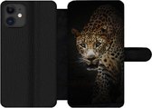 Bookcase Geschikt voor iPhone 12 Pro telefoonhoesje - Luipaard - Wilde dieren - Licht - Met vakjes - Wallet case met magneetsluiting