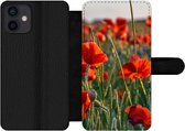 Bookcase Geschikt voor iPhone 12 Mini telefoonhoesje - Bloemen - Klaprozen - Natuur - Rood - Met vakjes - Wallet case met magneetsluiting