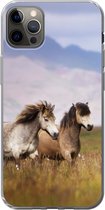 Geschikt voor iPhone 12 Pro Max hoesje - Paarden - Gras - Bergen - Siliconen Telefoonhoesje