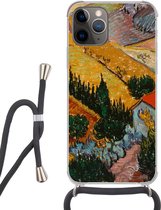 Hoesje met koord Geschikt voor iPhone 13 Pro - Landschap met een huis en een ploeger - Vincent van Gogh - Siliconen - Crossbody - Backcover met Koord - Telefoonhoesje met koord - Hoesje met touw