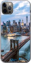 Geschikt voor iPhone 13 Pro Max hoesje - New York - Brooklyn Bridge - Boot - Siliconen Telefoonhoesje