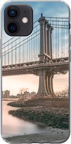 Geschikt voor iPhone 12 hoesje - New York - Rivier - Bridge - Siliconen Telefoonhoesje