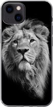 Geschikt voor iPhone 13 hoesje - Aziatische leeuw tegen zwarte achtergrond in zwart-wit - Siliconen Telefoonhoesje