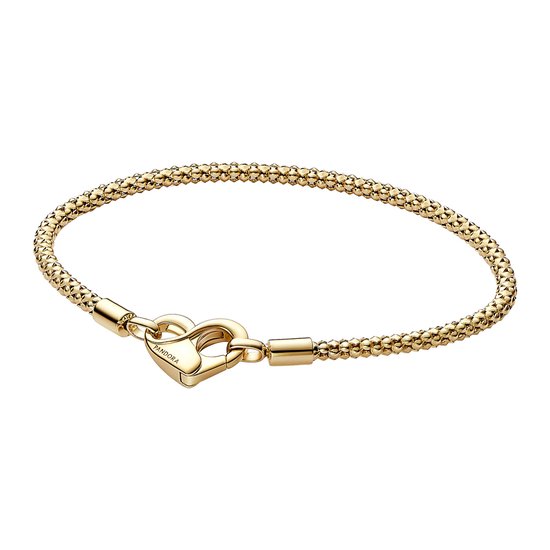 Bracelet Pandora Moments doré à maille popcorn et fermoir en forme de cœur.