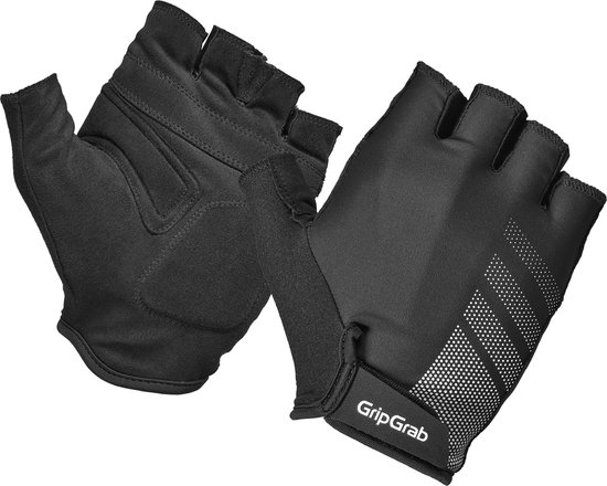 Paire de gants de cyclisme noirs à doigts courts, dont un avec rembourrage.