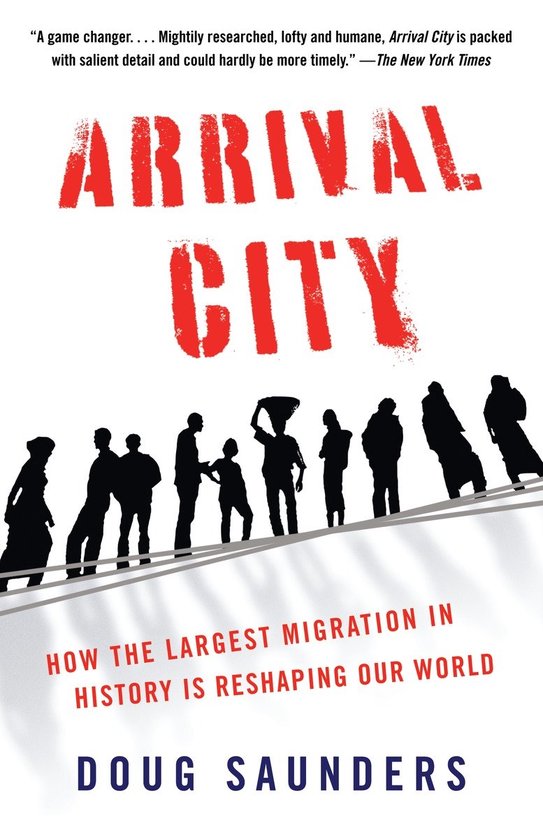Couverture de livre avec les lettres rouges 'ARRIVAL CITY' et des silhouettes de migrants sur fond blanc.