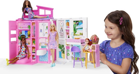 Meisje met Barbie vakantiehuis, poppen, roze auto en barbecue. Meisje speelt met speelgoed.