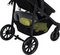 Onderkant van een zwarte kinderwagen met een gaasmand waarin een groene pop en kussen liggen.