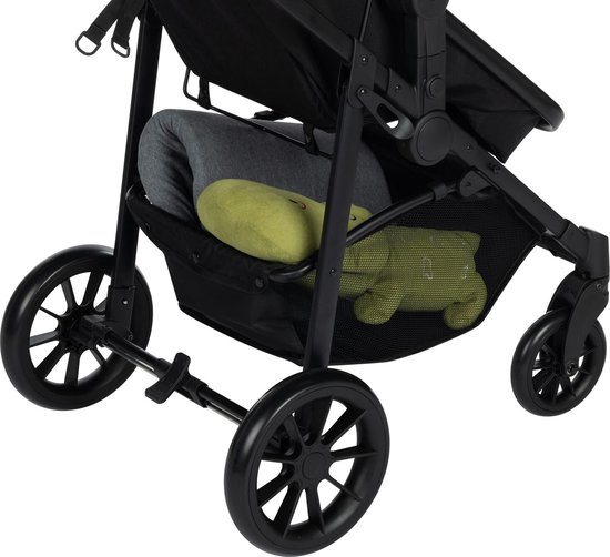 Onderkant van een zwarte kinderwagen met een gaasmand waarin een groene pop en kussen liggen.