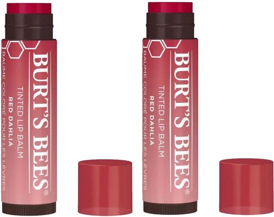 Twee Burt's Bees getinte lippenbalsems in de kleur Red Dahlia, met bijpassende rode dopjes ernaast.