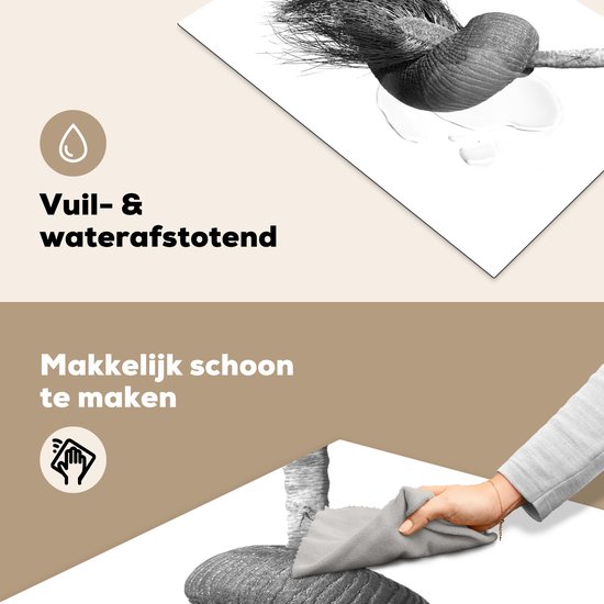 KitchenYeah® Inductie beschermer 76x51.5 cm - Close-up van de slurf een jonge olifant die zijn moeders staart vasthoudt - zwart wit - Kookplaataccessoires - Afdekplaat voor kookplaat - Inductiebeschermer - Inductiemat - Inductieplaat mat