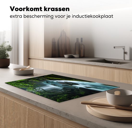 KitchenYeah® Inductie beschermer 81.6x52.7 cm - Helderblauwe wilde rivier en watervallen in het regenwoud van Costa Rica - Kookplaataccessoires - Afdekplaat voor kookplaat - Inductiebeschermer - Inductiemat - Inductieplaat mat