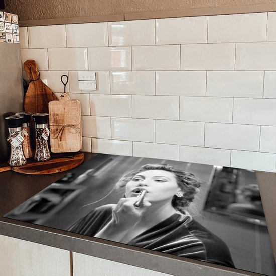 KitchenYeah® Inductie beschermer 77x59 cm - Vrouw - Make up - Vintage - Portret - Zwart wit - Kookplaataccessoires - Afdekplaat voor kookplaat - Inductiebeschermer - Inductiemat - Inductieplaat mat