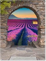 Tuinposter doorkijk - Lavendel - Bloemen - Heuvels - Natuur - Poort - Tuindecoratie - Tuin - Tuinschilderij voor buiten - 90x120 cm - Tuindoek - Schuttingdoek - Schutting decoratie - Muurdecoratie buiten