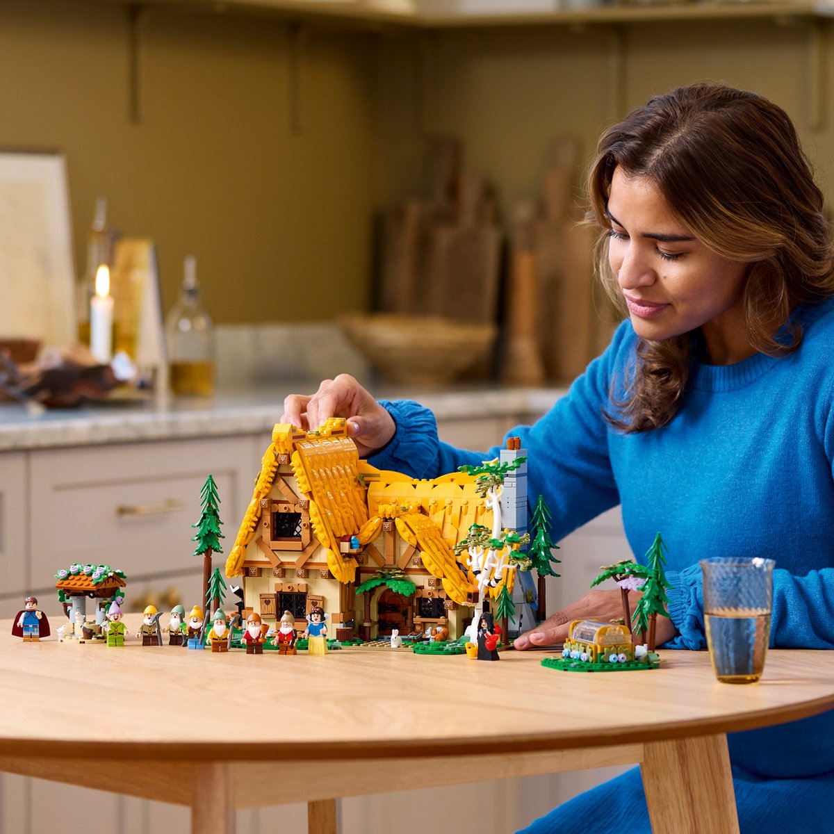 LEGO Disney Huisje van Sneeuwwitje en de zeven dwergen - 43242 — afbeelding 4