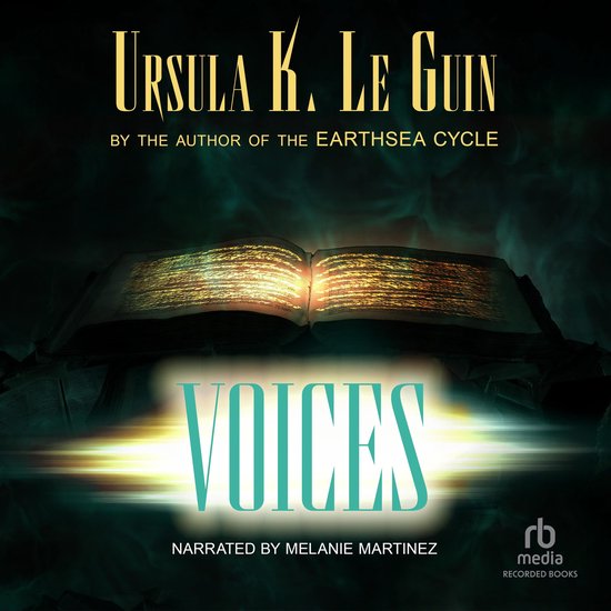 Boekomslag van Voices door Ursula K. Le Guin met een verlicht, open boek tegen een donkere, mistige achtergrond.