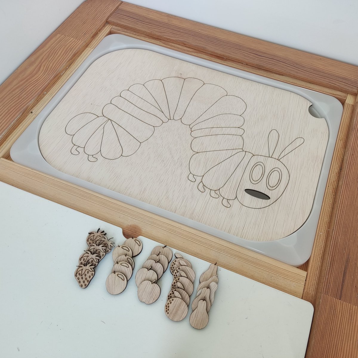 Activiteitenbord 'rupsje nooit genoeg' voor Trofast bak van 42x30x10cm met 20 stukjes houten fruit