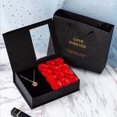 Bloemen-Rode Rozen Giftbox~Hart Ketting -Liefde - 12x rode zeeprozen - Valentijn - Moederdag- Gru-Valentijns~ Love- Liever- Cadeautjes -