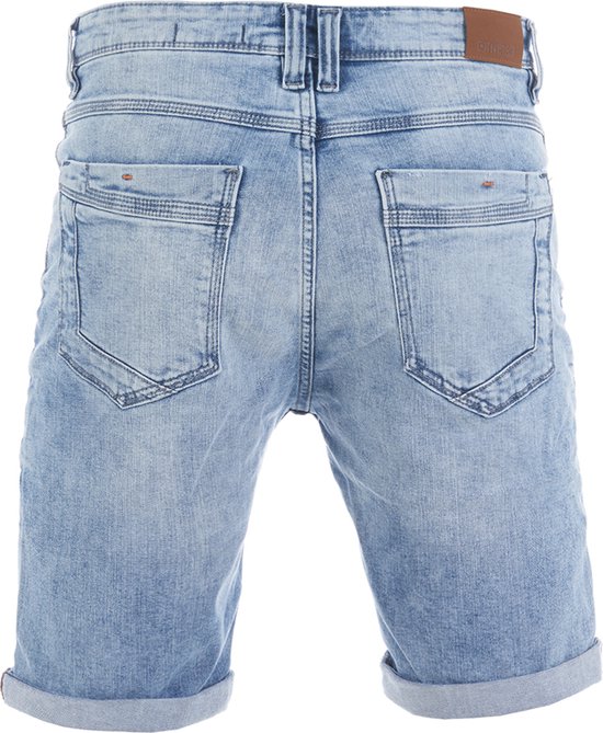 Achterkant van een lichtblauwe korte spijkerbroek met omgeslagen pijpen en recht model.