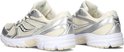 Crème en zilverkleurige Saucony sneakers met mesh details.