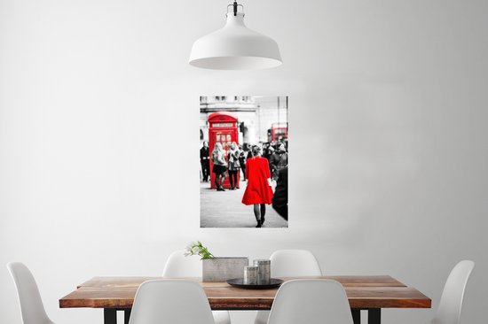 Photo Zwart et blanc d'une femme en manteau rouge marchant dans les rues de Londres Poster 60x90 cm - Tirage photo sur Poster (décoration murale salon / chambre)