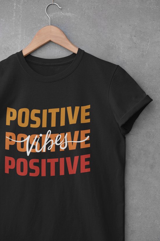 Shirt - Positive vibes only - Wurban Wear | Grappig shirt | Leuk cadeau | Unisex tshirt | Mindfulness | Positiviteit | Spiritualiteit | Manifesteren | Universum | Wit