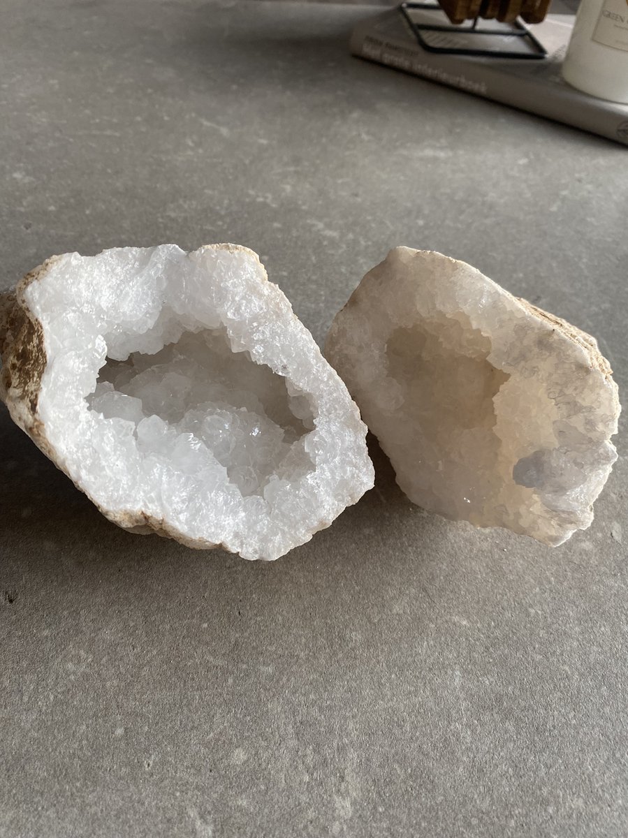 Bergkristal Geode - 20cm - XL - Kwarts Geode - Spirituele steen - Edelstenen en mineralen - Interieur - cadeau