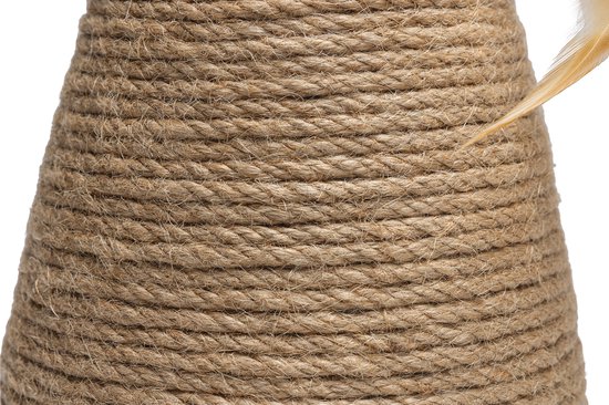 Detail van het bruine touw dat om de vaasvormige kattenkrabber is gewikkeld.