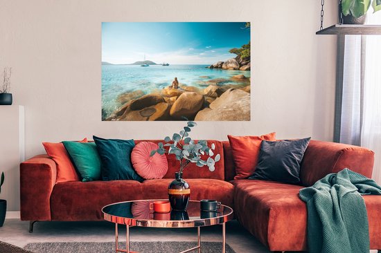 Rotsen aan de kust van een tropisch strand 120x80 cm / Zee en Strand - Foto print op Poster (wanddecoratie woonkamer / slaapkamer)