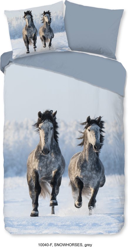 Dekbedovertrek met twee grijze rennende paarden in de sneeuw.