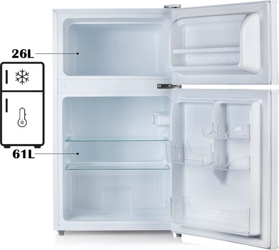 Witte koelkast met vriesvak. Vriezer 26L, koelkast 61L. Met glazen legplateaus en deurvakken.
