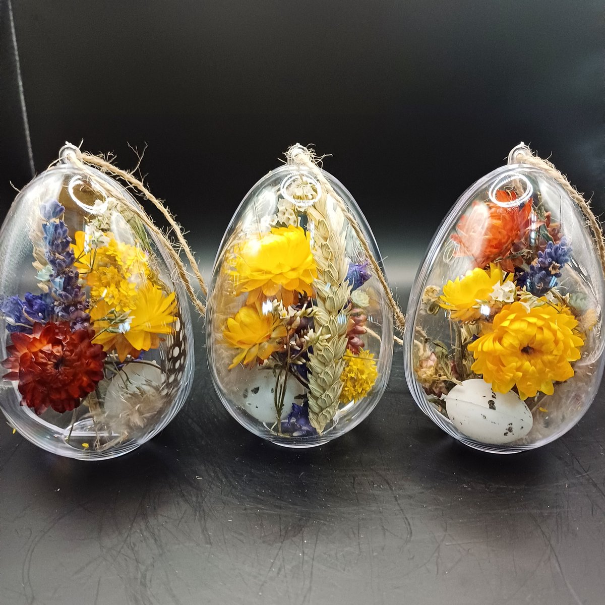 Droogbloemen in 3 paaseieren - pasen - voorjaar - fleurig - cadeau - paasstuk - bloemen - paascadeau - paasei - geschenk