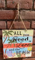 Decoratief houten wandbord "palmbomen + strandstoel" met tekst "All you need is love and the beach" - meerkleurig - Incl. ophang touw - hoogte 50x30x1 cm - Woonaccessoires - tuinaccessoires