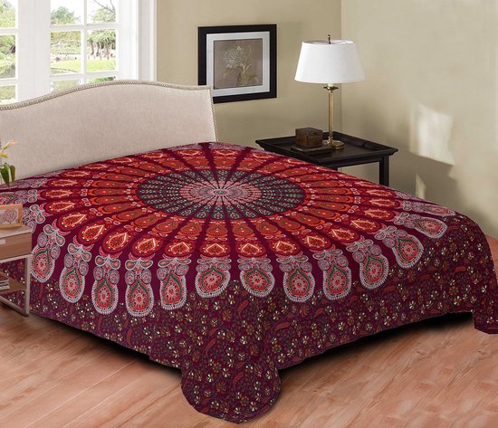 Rode sprei met paars en groene mandala print. Sierlijke patronen in het midden en aan de onderkant.
