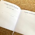 Open boek met de titel 'Grappige woorden die jij zegt' en 'Jouw eerste woordjes'.