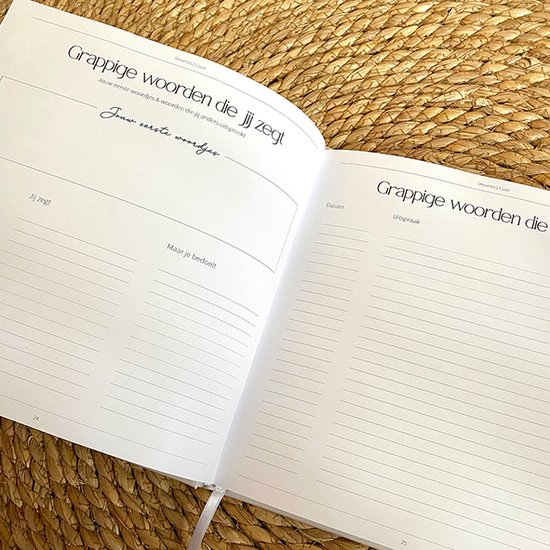 Open boek met de titel 'Grappige woorden die jij zegt' en 'Jouw eerste woordjes'.