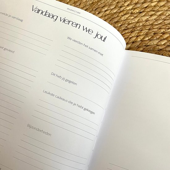 Open boek met de titel 'Vandaag vieren we jou!' en secties voor 'Dit heb jij gegeten', 'Leukste cadeaus' en 'Bijzonderheden'.