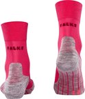 Twee roze Falke hardloopsokken met grijze versteviging bij de hiel en het logo op de schacht.