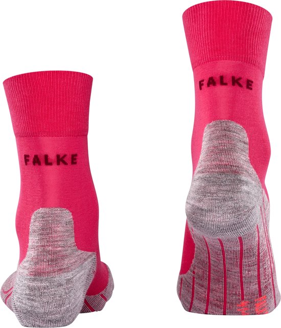 Twee roze Falke hardloopsokken met grijze versteviging bij de hiel en het logo op de schacht.